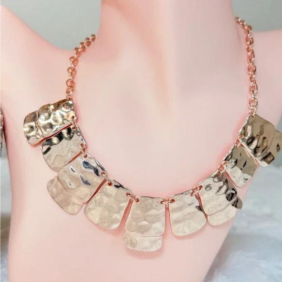 ⚜️ Elegant Gold Hammered Necklace - Picture 3 of 6